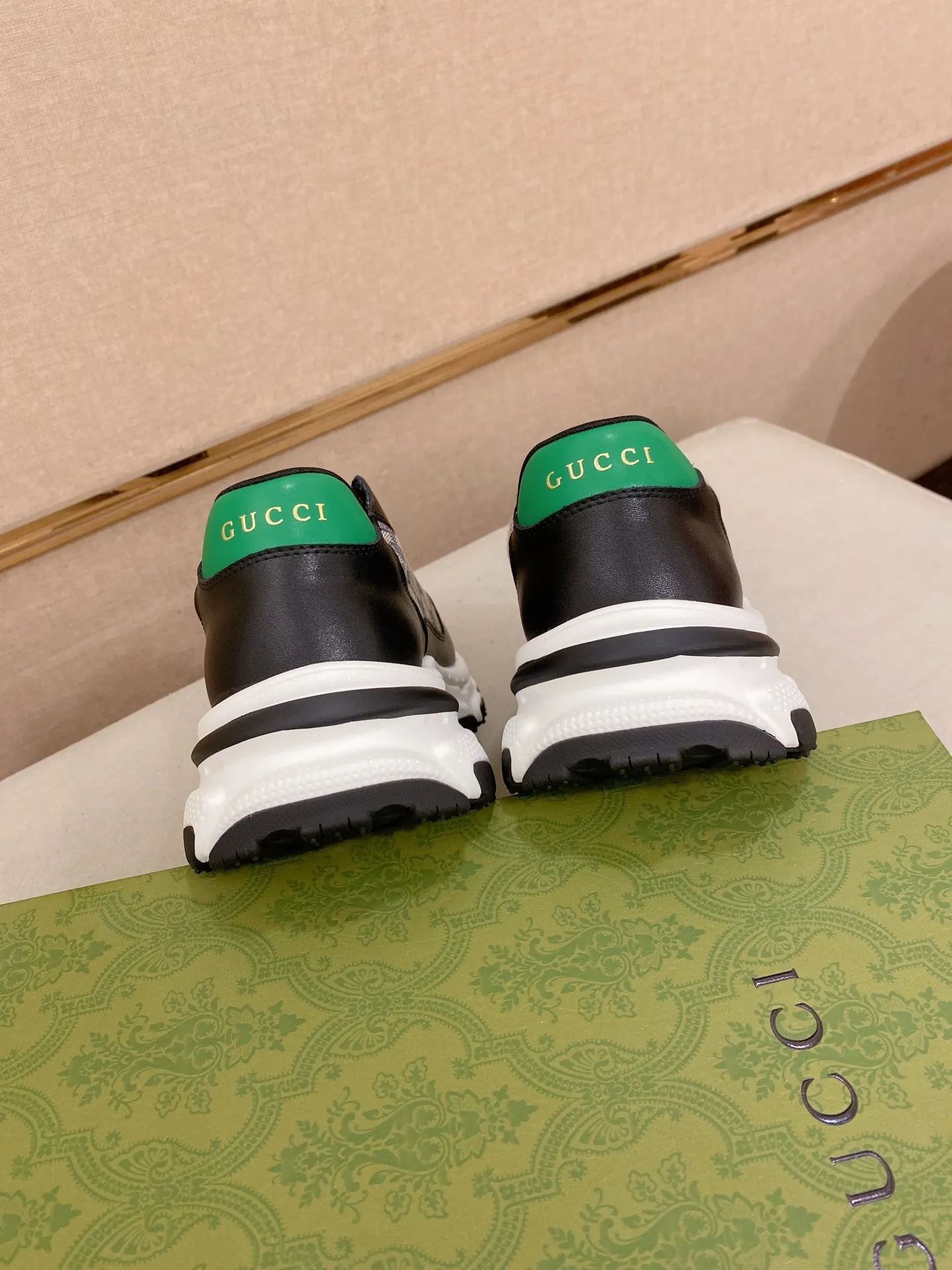 Men's men's shoes 442💰🇮🇹🇮🇹GUCCI🔍🔍new models are on sale at the same time at the counter. The uppers are made of top-grain cowhide imported from Italy. Fully imported genuine leather lining 💪💪, completely 1⃣️ to 1⃣️ replica 🇮🇹💪💪, ⚠ sole: original sole provided by the original factory, exclusive movable molded sole super comfortable, ⚠ original factory follow-up, 🔍🔍 high quality, you can go in and out of the counter at will, welcome to compare⚠. Code number: 38-44. Can be customized 45-46
